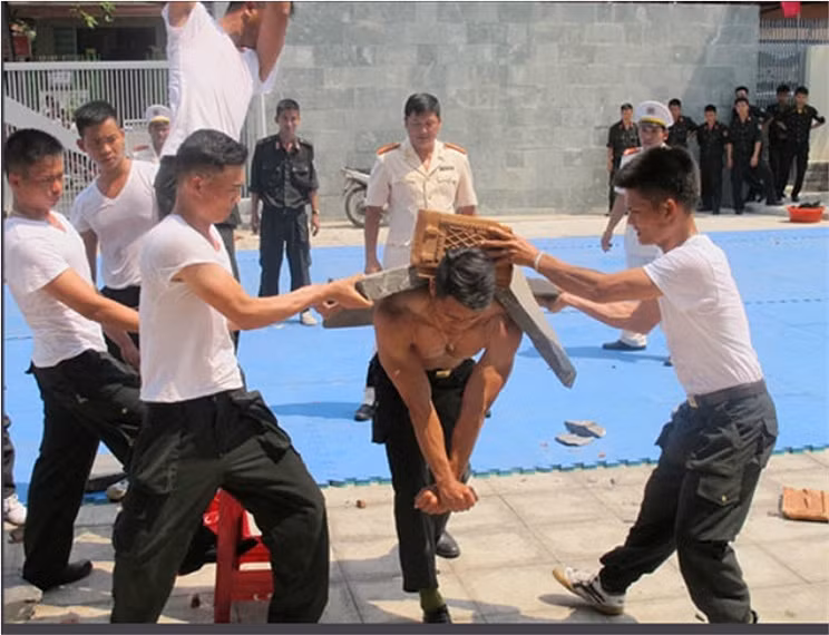 "Mình đồng, da sắt".