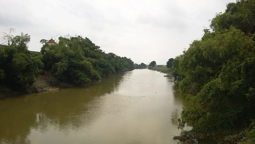 Sông Bùi hay còn được người dân gọi là Sông Tích. Sông có chiều dài 91 km; diện tích lưu vực 1.249 km². Chảy hiền hòa qua địa phận của Hòa Bình, Hà Nội và hợp lưu với sông Đáy tại xã Phúc Lâm (Chương Mỹ, Hà Nội).