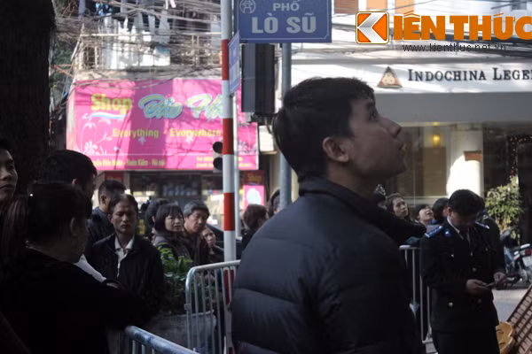 Sự việc xảy ra khiến hàng trăm người dân đi đường, sống xung quanh khu vực kéo đến xem gây tình trạng náo loạn, ùn tắc giao thông.