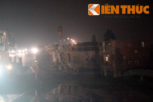 Chiếc xe container gặp tai nạn, lật chổng vó trên đường quốc lộ.