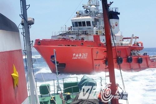 Tàu Trung Quốc áp sát tàu Việt Nam tại khu vực hạ đặt giàn khoan trái phép.