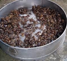  8. Sự thật về thủy sản nghi nhiễm kim loại ở các chợ Hà Nội Thông tin đăng tải trên một số trang mạng xã hội cho rằng có tới trên 98% mẫu thủy sản trên địa bàn Hà Nội nhiễm chì khiến nhiều người tiêu dùng, đặc biệt là các bà nội trợ, cảm thấy lo lắng.