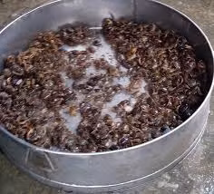  8. Sự thật về thủy sản nghi nhiễm kim loại ở các chợ Hà Nội Thông tin đăng tải trên một số trang mạng xã hội cho rằng có tới trên 98% mẫu thủy sản trên địa bàn Hà Nội nhiễm chì khiến nhiều người tiêu dùng, đặc biệt là các bà nội trợ, cảm thấy lo lắng.