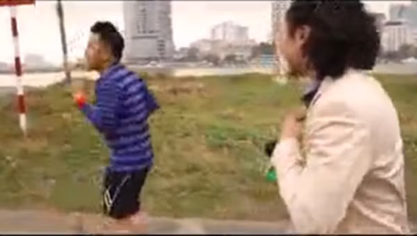  Hiện tượng nổi tiếng thứ 3: “Chạy càng dai càng tốt”. Hiện tượng này nhắc lại chuyện anh chàng "Running Man" Vũ Xuân Tiến chạy bộ hơn 5km theo xe chở các cầu thủ Arsenal. Ngay sau đó, Xuân Tiến đã được rất nhiều người cả trong và ngoài nước biết đến với hình ảnh chàng trai nhiệt tình và không ham nổi tiếng.