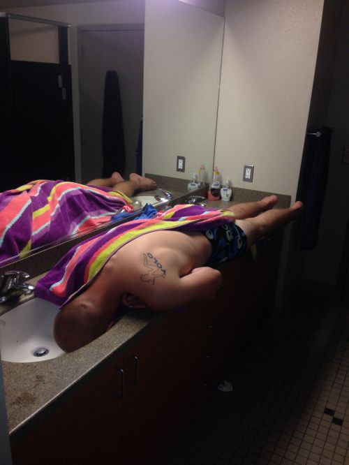 Lúc say rượu thì đâu cũng là giường.