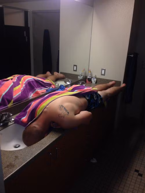 Lúc say rượu thì đâu cũng là giường.