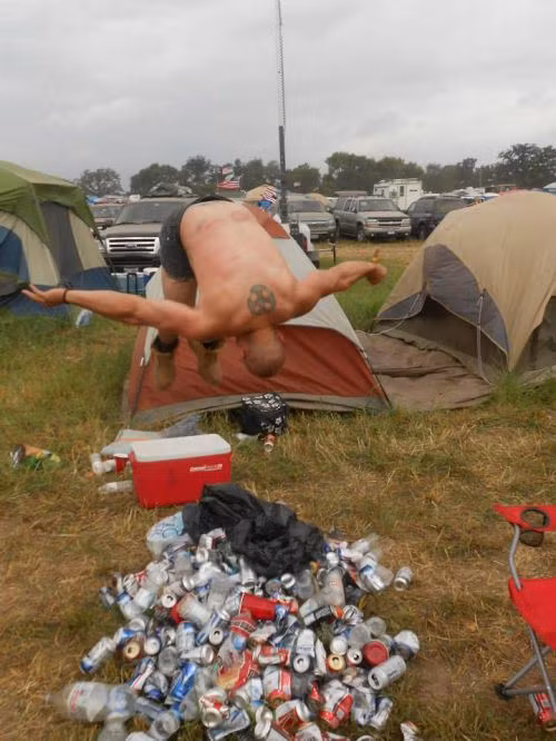 Cú lộn nhào để... hành xác.