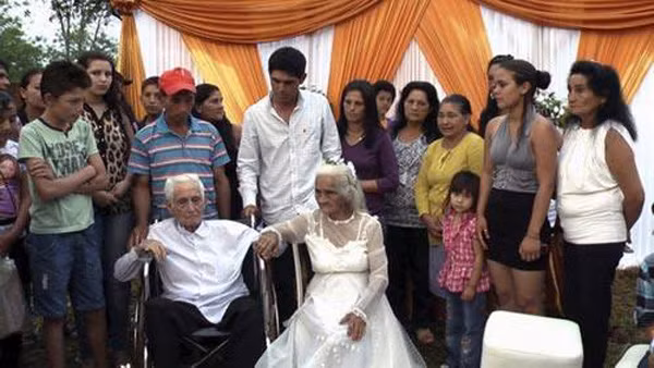 Chú rể Jose Manuel Riella (103 tuổi) và cô dâu là bà Martina Lopez (99 tuổi, ở Paraguay) đã cử hành hôn lễ trước con cháu gia đình và họ hàng. Ảnh thu hút hơn 5.000 lượt like, cùng nhiều lời bình luận cảm động trước tình yêu vĩnh cửu của hai cụ.