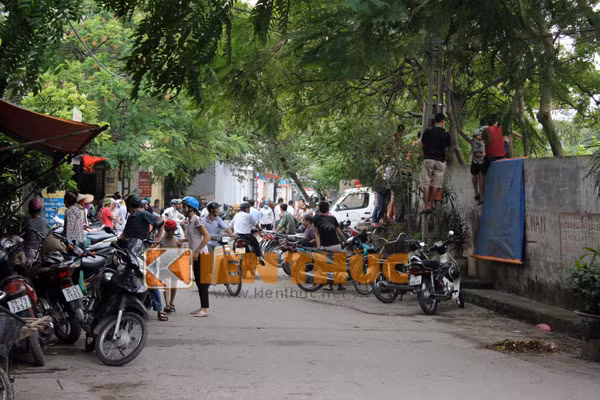 Đến 15h30 ngày 16/9, người nhà nạn nhân đã đến nhận thi thể và đưa về bệnh viện Thanh Nhàn, Hà Nội. Được biết, gia đình đã yêu cầu cơ quan chức năng không khám nghiệm thi thể.