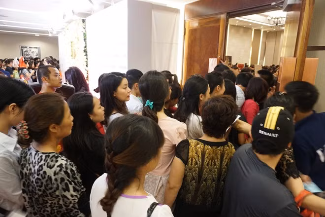 Do số lượng người đổ về ngày một đông, khách bất chấp hướng dẫn của nhân viên, chen lấn gây nên cảnh hỗn loạn. Nhiều tiếng la hét, thậm chí khóc lóc của trẻ con và phụ nữ vang lên, tạo thành hiện tượng gây chú ý tại khách sạn sang trọng này.