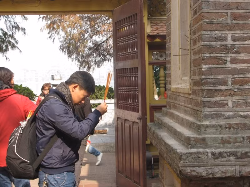 Một bạn trẻ đứng rất lâu khấn vái và cầu nguyện. (Ảnh chụp tại chùa Trấn Quốc, Tây Hồ, Hà Nội).