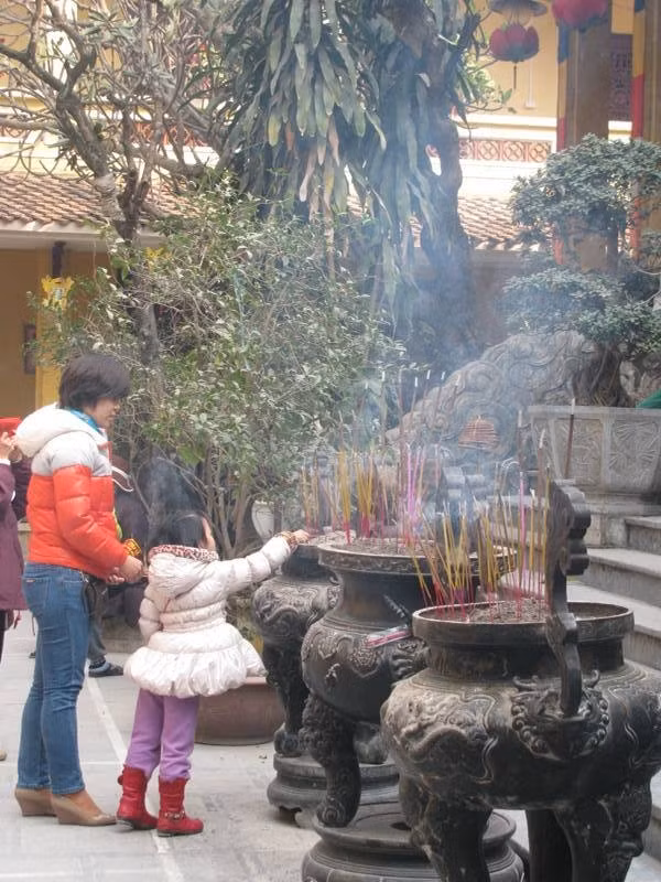 ... bố mẹ, đưa đi lễ chùa.(Ảnh chụp tại chùa Quán Sứ, Hà Nội).