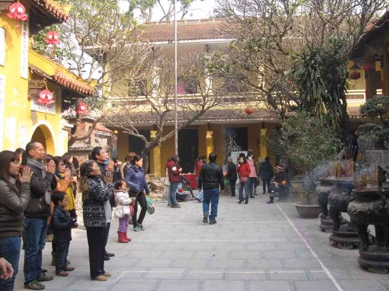 Nhiều em nhỏ được ông bà...