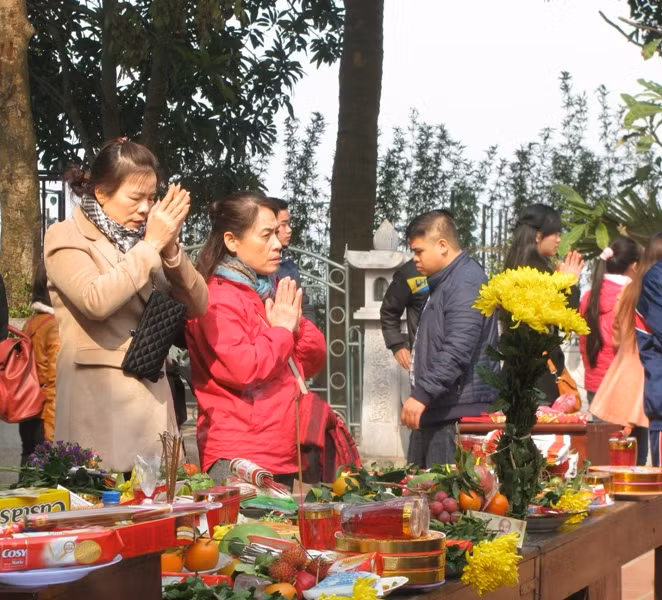 ... ai nấy cũng đều rất thành tâm. (Ảnh chụp tại chùa Trấn Quốc, Tây Hồ, Hà Nội).