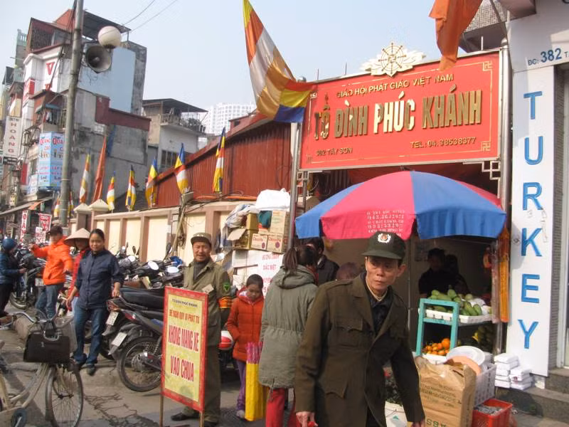 Một số địa điểm trông giữ xe xung quanh chùa, đình hôm nay cũng bất ngờ tăng giá, 20 nghìn đồng/xe máy.