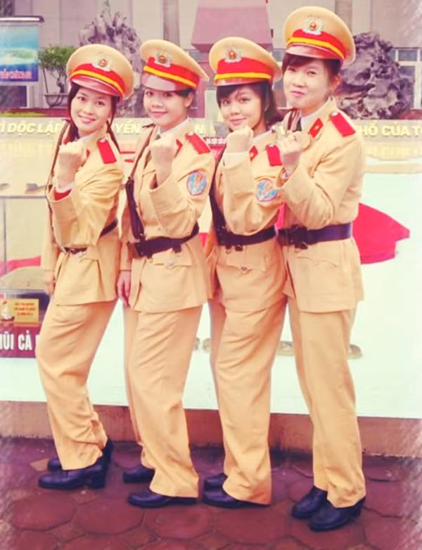 Cùng nhau nở nụ cười, quên đi nỗi vất vả mệt nhọc để phục vụ nhân dân.