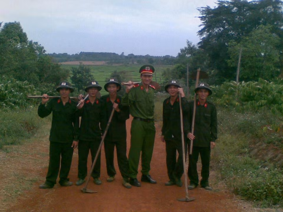 Các chiến sĩ công an vui vẻ bởi được góp chút công sức của mình để phục vụ nhân dân, đất nước.