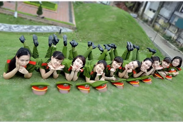 ... thì nhiều bức ảnh chụp lại khoảnh khắc vui nhộn của các nữ sinh trường công an cũng khiến không ít thành viên mạng phải sốt xình xịch.