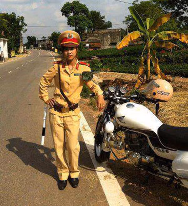 Dù phải làm việc giữa thời tiết nắng nóng, oi bức khá mệt nhọc nhưng nữ CSGT vẫn tranh thủ có được bức ảnh tạo dáng rất xì-tin.