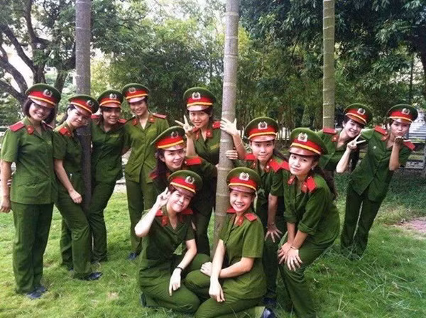 Mỗi người một dáng... rất xì - tin.