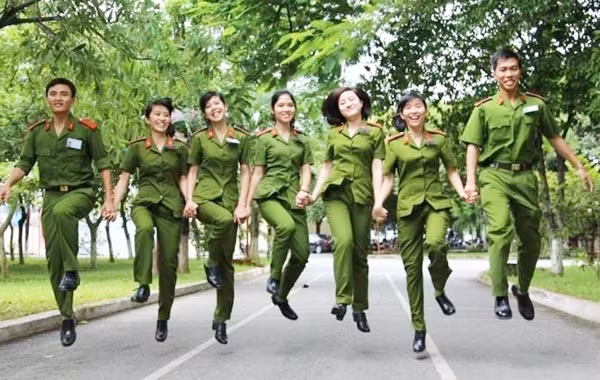 Bên cạnh những bức ảnh các chiến sĩ công an "tự sướng" sau khi làm nhiệm vụ mệt nhọc...