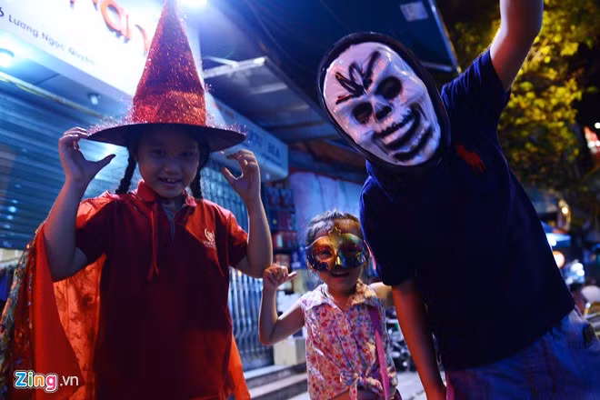 Đồ chơi cũng đỡ ghê sợ hơn so với ở nhiều khu vực khác. Một số em nhỏ cũng được người lớn cho hưởng ứng phong trào này khi hoá trang theo ý mình, tụ thành nhóm đi trêu đùa lẫn nhau.