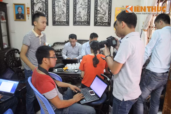 Các phóng viên từ nhiều cơ quan báo chí cũng đến gia đình ông Viễn để trao đổi thông tin liên quan đến vụ án.