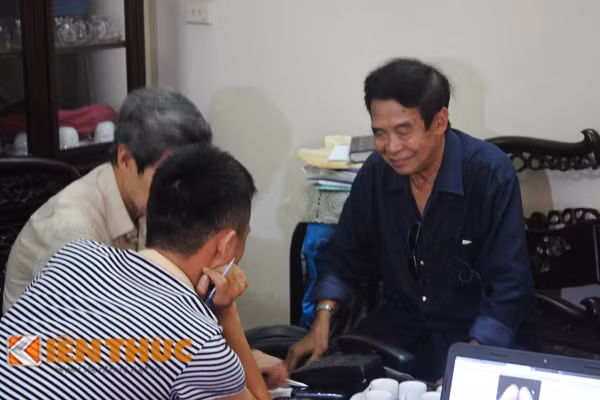 Điều đặc biệt, khi một số thông tin cho rằng, cái xác phát hiện chính là của nạn nhân Huyền, phía họ hàng người thân của ông Viễn càng vui mừng hơn. "Nếu thực sự xác người phụ nữ kia là của Huyền thì gia đình tôi mừng lắm, điều ấy giống như một phép màu kỳ diệu. Suốt từ tối qua chúng tôi không ngủ được”, ông Vĩnh chia sẻ. Trong ảnh: Ông Lê Văn Thích (cậu của nạn nhân Huyền) khóc không ngớt khi nghe tin về thi thể cháu.