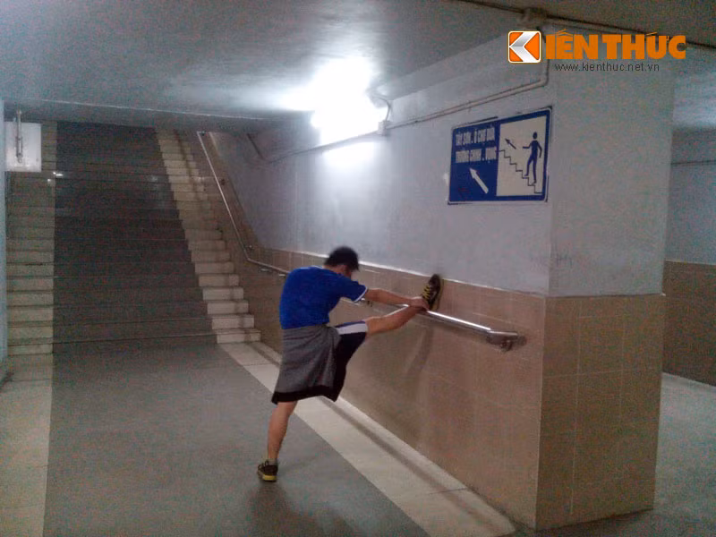 Có rất nhiều bạn trẻ cũng tranh thủ chui xuống đường hầm để "luyện công".