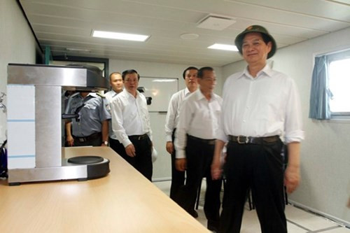 Ngoài ra, tàu có bãi đỗ và nhà chứa trực thăng, các trang bị hiện đại kèm theo và hàng loạt tính năng kiểm soát điện tử tự động dùng đối phó bất kể tình huống cho hoạt động làm nhiệm vụ chấp phát, cứu nạn hàng hải và bảo vệ vùng biển... Ảnh: Thủ tướng tham quan nơi sinh hoạt của các thuyền viên.