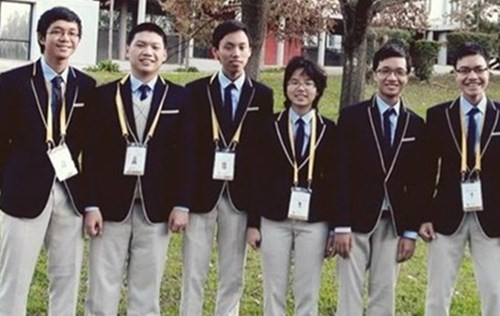 Theo bố của Tuấn Huy, ông Phạm Châu Tuấn tiết lộ:"Tuấn Huy có một niềm đam mê môn Toán một cách mãnh liệt và chưa làm điều gì để gia đình phàn nàn. Tính của Huy cũng khá trầm và ít nói.Huy không chơi đồ chơi kể cả lúc còn nhỏ, ngược lại chỉ hay đòi đi nhà sách và mua sách toán về đọc. Báo Toán tuổi thơ và Toán tuổi trẻ là hai “người bạn thân" gắn bó với Huy suốt từ cấp 1 đến nay". Ảnh: Dân Việt.