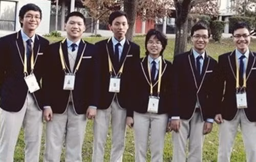 Theo bố của Tuấn Huy, ông Phạm Châu Tuấn tiết lộ:"Tuấn Huy có một niềm đam mê môn Toán một cách mãnh liệt và chưa làm điều gì để gia đình phàn nàn. Tính của Huy cũng khá trầm và ít nói.Huy không chơi đồ chơi kể cả lúc còn nhỏ, ngược lại chỉ hay đòi đi nhà sách và mua sách toán về đọc. Báo Toán tuổi thơ và Toán tuổi trẻ là hai “người bạn thân" gắn bó với Huy suốt từ cấp 1 đến nay". Ảnh: Dân Việt.