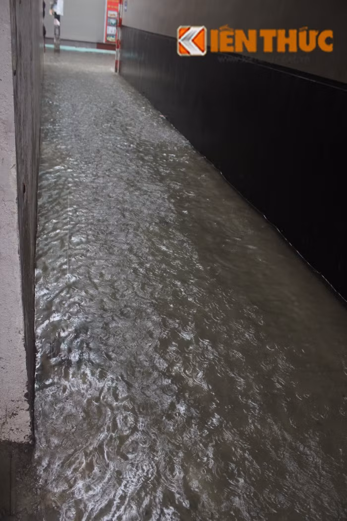 Một con ngõ bị nước nhấn chìm.