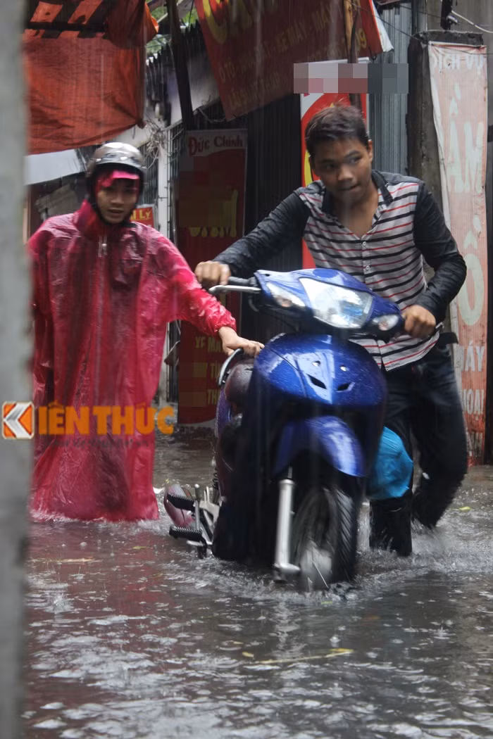 Nhiều phương tiện bị chết máy phải dắt bộ.