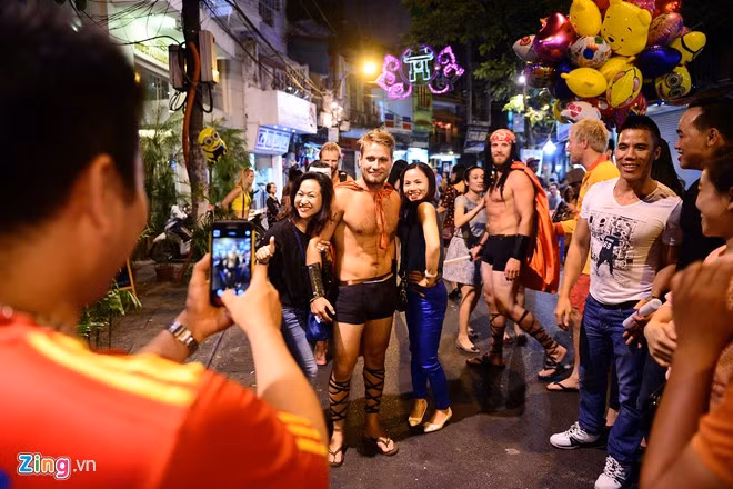 Người đi dạo phố cổ nhìn thấy liền xin được chụp ảnh cùng.