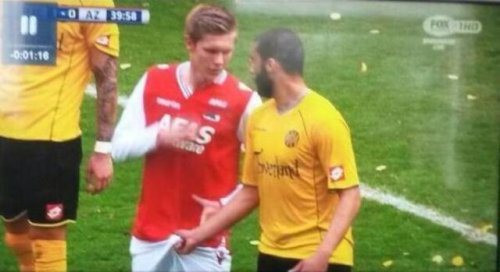 "Bắt lấy cái tay...".