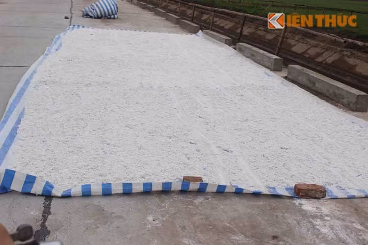 Không chỉ riêng gì miến, cả bột để làm miến cũng được người dân nơi đây đem ra phơi giữa lòng đường, mặc cho bụi bẩn bay vào, xe cộ và người có thể dẫm đạp.