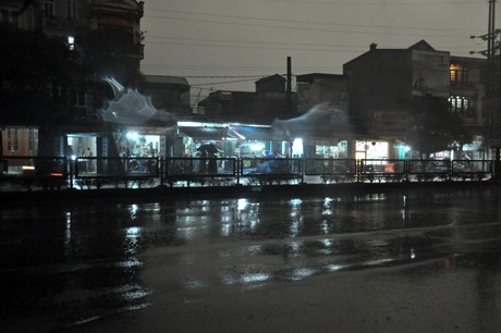 Nhiều gia đình phải bật đèn giữa ban ngày. Ảnh: báo Quảng Ninh.