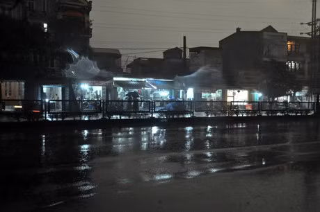 Nhiều gia đình phải bật đèn giữa ban ngày. Ảnh: báo Quảng Ninh.