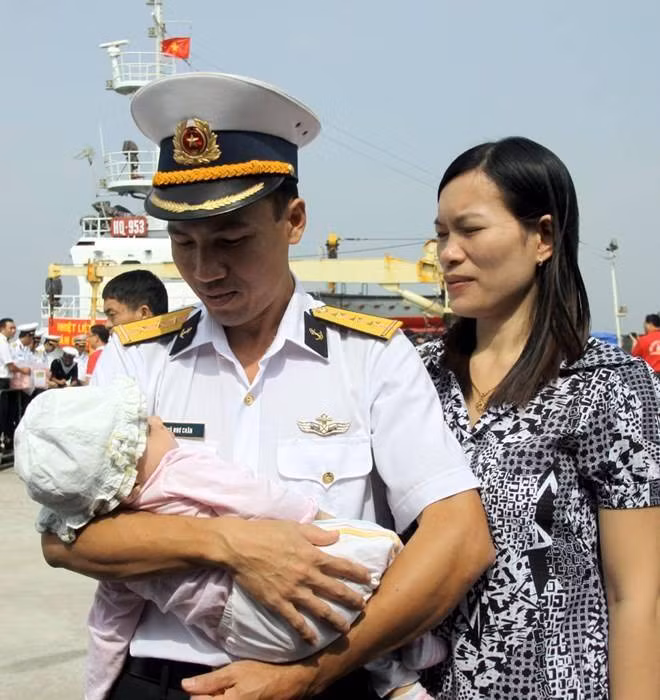 Bức ảnh "Một người lính lưu luyến tiễn biệt vợ con để lên đường làm nhiệm vụ vận chuyển quà Tết tới nhà giàn DK1..." của tác giả Tuấn Anh (TTXVN). Bức ảnh gây nhiều cảm xúc trong cộng đồng mạng khi một cái Tết yên vui bên gia đình đang đến gần... Ảnh nhận hơn 7.000 lượt like, cùng nhiều lượt chia sẻ, bình luận cảm động từ phía cư dân mạng. 