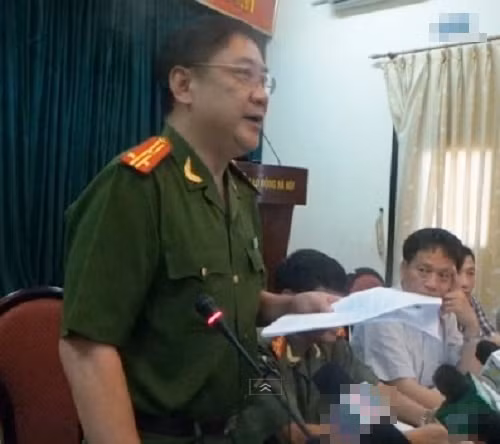 Thượng tá Võ Hồng Phương – Phó Phòng PC45 Công an TP Hà Nội công bố kết quả xét nghiệm ADN xác chết không đầu chính là của chị Huyền.