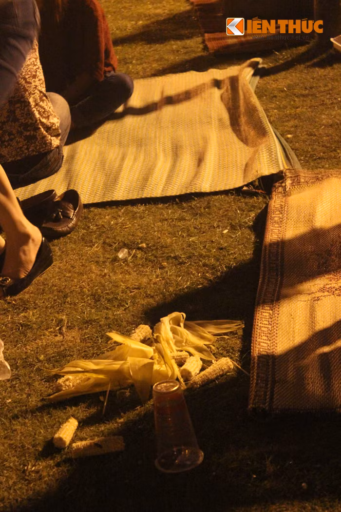 Hình ảnh không đẹp mắt trong đêm bắn pháo hoa tại SVĐ Mỹ Đình.