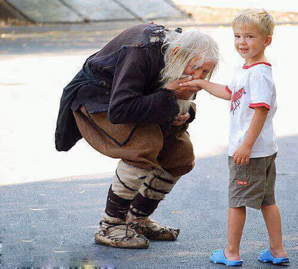 "Cụ ông Dobri Dobrev (98 tuổi người Bulgaria) đã tặng số tiền dành dụm hơn 1 tỷ cho các trại trẻ mồ côi, nhà thờ, chùa chiền...". Ảnh nhận hơn 10.000 lượt like, 200 lượt chia sẻ cùng hàng nghìn lời bình luận bày tỏ sự cảm phục trước con người thiếu thốn về vật chất nhưng giàu lòng nhân ái. 