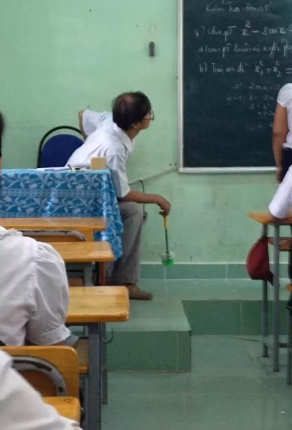 Đồ dùng giảng dạy "bá đạo" của thầy giáo.