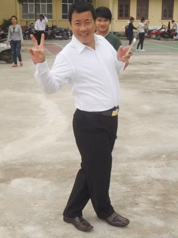 Thầy giáo trường THPT số 1 Quảng Trạch (Quảng Bình) đọ dáng "xì -tin" với các học trò của mình.