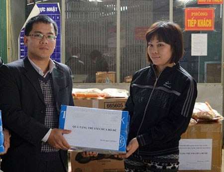 Đối tượng Nguyễn Thị Thanh Trang trong một lần tiếp nhận quà của nhà hảo tâm tại chùa Bồ Đề.