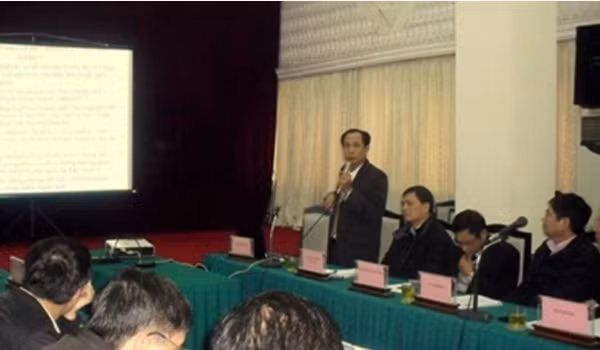 Tiến sỹ Trần Đình Bá đang giảng bài “Phương pháp tính hiệu quả kinh tế đường bay trước các tiến sỹ là thứ trưởng – Cục trưởng HKVN ngày 13/2/2012 tại Hội trường Bộ GTVT. Ảnh: Báo GTVT.