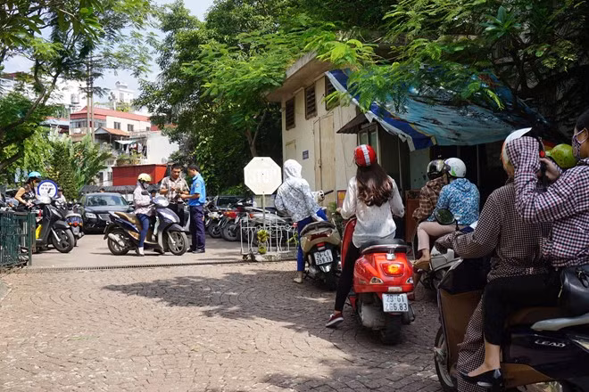 Tới giữa trưa vẫn có hàng trăm lượt khách đổ về khách sạn, nhưng do gian hàng, bãi đỗ xe đều quá tải nên bảo vệ thông báo ngừng nhận trông xe trong ít nhất 1-2 tiếng đồng hồ. Theo thông tin từ đại diện đơn vị tổ chức, BTC đã lường trước tình hình khách sẽ tới đông và đã có những phương án bố trí nhân viên, hướng dẫn thông tin và chăm sóc khách hàng. Tuy nhiên, do số lượng người đổ về tham dự ngày càng đông, vượt tầm kiểm soát nên vẫn xảy ra cảnh khách hàng bức xúc, tạo không khí hỗn loạn khiến BTC khá vất vả trong công tác điều phối chương trình.