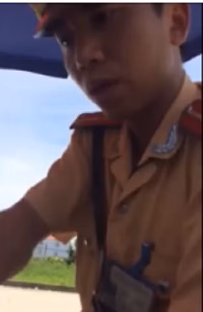 CSGT giở sách luật đọc cho tài xế nghe.