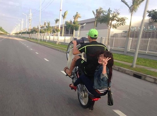 Nhiều teen Việt đánh cược tính mạng của mình với "tử thần", để thử "cảm giác mạnh" trên đường phố...